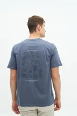 Remera azul con estampado de conchas marinas en la espalda y logo de la marca en la parte superior.