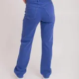 Pantalón de jean azul con corte acampanado y bolsillos delanteros y traseros.