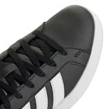 Championes Adidas modelo Grand Court Base 3.0, de estilo urbano y diseño clásico. Presentan un exterior de cuero sintético en color negro con las icónicas tres rayas laterales en color blanco y suela de goma blanca con relieve de la marca.