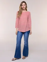Blusa de manga tres cuartos color verde con rayas horizontales blancas, escote bote y ruedo curvo.