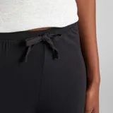Pantalón de pijama negro, de corte ancho y fluido, con cintura elástica ajustable con cordón.