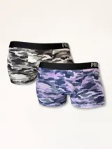 Pack de dos boxers de corte medio con diseños estampados de camuflaje en tonos grises y lilas. Elástico visible en la cintura con logo.