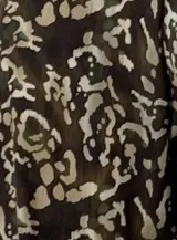 Pantalón palazzo de viscosa con estampado étnico en tonos verde oliva, beige y marrón.