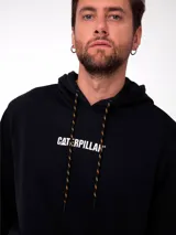Buzo con capucha de color negro, confeccionado en tejido French Terry. Presenta un diseño gráfico estampado en la espalda con motivos de carreteras y detalles en amarillo y azul, junto con la frase 'WE BUILT THE STREETS'. Incluye bolsillo tipo canguro, puños y dobladillo acanalados.