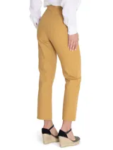 Pantalón de mujer color curry, de pierna recta y tiro alto, con bolsillos estilo carpintero. Confeccionado en algodón orgánico.