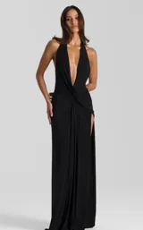 Vestido largo negro de fiesta con escote profundo tipo halter, diseño drapeado en la cintura y tajo lateral profundo en la falda.