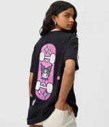 Remera de algodón negra con cuello redondo rosado en contraste y mangas cortas. Presenta un diseño estampado en el frente con la leyenda 'Kuromi' e ilustraciones del personaje en estilo skater.
