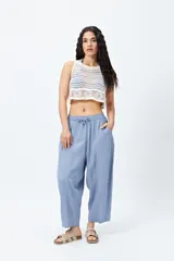 Pantalón ancho tipo baggy de tiro medio/alto, color celeste/azul claro, con cintura elástica y cordón ajustable. Confeccionado en una mezcla liviana de viscosa y lino.