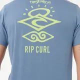 Remera celeste de manga corta con estampado del logo de Rip Curl en el pecho.