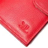 Porta pasaporte de cuero vacuno en color rojo, con formato vertical tipo billetera organizadora, diseño liso con logo XL grabado en bajo relieve y tira de cierre frontal con broche a presión.