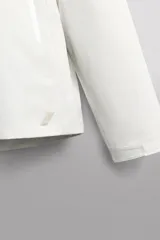 Cazadora deportiva de ajuste regular, confeccionada en tejido técnico de tres capas con membrana impermeable (resistencia al agua ≥15K) y costuras termoselladas. Presenta cuello subido con capucha ajustable, manga larga con puños ajustables con tira adherente, aberturas con cremallera termosellada en axilas para ventilación, bolsillos frontales con cremallera termofijada y bajo ajustable con elásticos laterales.