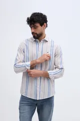 Camisa de manga larga con diseño de rayas verticales, confeccionada en mezcla de lino y algodón, con cuello camisero y cierre frontal de botones.