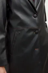 Blazer largo de eco cuero color negro, con solapas clásicas, cierre frontal con botones y diseño de corte recto.