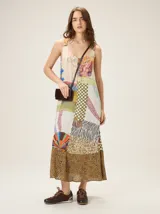 Vestido midi de tirantes finos con diseño de patchwork que combina diversos estampados como rayas, cuadros, animal print y motivos abstractos. Presenta un corte recto y fluido con un panel inferior en estampado de leopardo.
