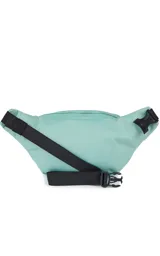 Riñonera negra de la marca JanSport, modelo Fifth Avenue, con parche frontal de la marca y cierres metálicos.