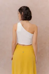 Top corto de diseño asimétrico color blanco, con un solo hombro y un sutil recorte en la parte superior.