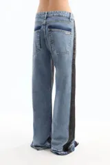 Pantalón de jean wide leg con diseño bicolor, con frente en denim celeste y laterales en denim gris oscuro.