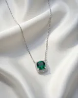 Collar de plata 925 con cadena fina y dije cuadrado con piedra de circonia color verde esmeralda rodeada de pequeñas piedras brillantes.