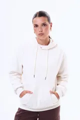 Buzo tipo canguro de felpa color marrón, con capucha ajustable mediante cordones y bolsillo frontal tipo canguro.