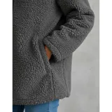Campera de corderito color blanco, con cierre frontal completo, cuello alto y bolsillo frontal con cierre. Presenta un diseño forrado y cálido, ideal para la temporada de invierno.