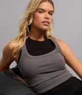 Top cropped musculosa de mujer, color marrón oscuro, confeccionado en tejido ribana acanalado, con cuello redondo y sin mangas.