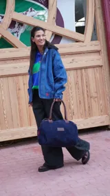 Bolso amplio de gamuza color azul marino con manijas largas de cuero marrón. Cuenta con bolsillos laterales, cierre posterior, bolsillo interno, detalle de bandera y logo bordado en los laterales.