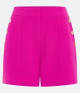Bermuda de tiro alto confeccionada en crepé color fucsia, con cierre frontal y detalle de botones dorados decorativos en los laterales.