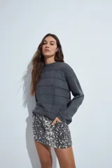 Minifalda de denim con estampado animal print en tonos gris y blanco, de corte recto y tiro medio.