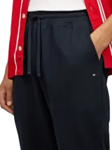 Joggers azul marino de felpa de algodón con cintura elástica ajustable con cordón, bolsillos laterales, un bolsillo trasero y bajos elásticos.