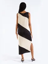 Vestido midi de punto sin mangas con diseño de rayas diagonales bicolor en tonos azul y celeste, escote bote y aberturas laterales en el dobladillo.