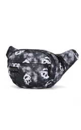 Riñonera negra de la marca JanSport, modelo Fifth Avenue, con parche frontal de la marca y cierres metálicos.