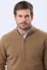 Buzo tejido de lana con cuello alto y medio cierre metálico frontal. Presenta puños y ruedo acanalados, con logo bordado en el pecho.