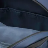 Mochila azul de símil cuero con acabado aterciopelado, asa de mano textil, acceso principal con cierre, dos compartimentos internos (uno acolchado para notebook), bolsillo interno con cierre, dos bolsillos externos con cierre y dos bolsillos laterales sin cierre.