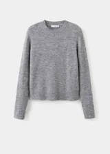 Jersey de punto liso color gris, con cuello redondo y diseño recto de manga larga.