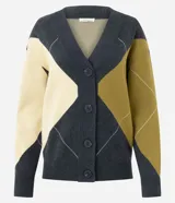 Cardigan de punto con diseño geométrico de rombos en tonos gris, verde oliva y crema. Presenta escote en V, cierre frontal con botones y mangas largas con puños acanalados.