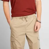 Pantalón de jogging color beige con bolsillos cargo con solapa.