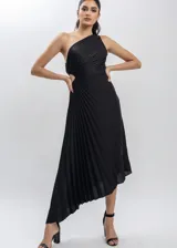 Vestido midi de un solo hombro en color negro, con diseño plisado y corte asimétrico en el ruedo. Presenta un detalle de fruncido lateral en la cintura con una abertura cut-out.
