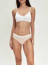 Bombacha tipo colaless de color blanco con cintura elástica suave.