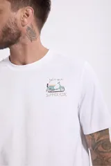 Remera de algodón color azul marino, con cuello redondo, mangas cortas y estampa pequeña en el pecho con diseño de auto y texto.