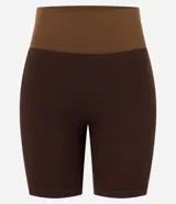 Bermuda deportiva Get Over de microfibra seamless, en color marrón con recortes contrastantes en tono tostado. Presenta cintura alta con pretina ancha cruzada y diseño ajustado.