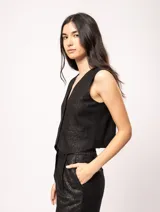 Chaleco negro de lino con botones frontales y forro interno.