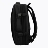 Mochila Merrell expandible de diseño técnico, color negro, con capacidad ajustable de 26 a 38 litros. Presenta múltiples compartimentos con cierres, correas de compresión laterales y asa lateral reforzada para uso versátil.