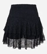 Short pollera negro de encaje con textura, cintura elástica y doble capa de volados.