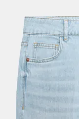 Jeans de tiro medio con diseño wide leg y pernera ancha. Presenta cinco bolsillos, cierre frontal con cremallera y botón, y detalle de raya planchada en el delantero y la espalda.
