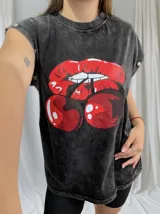 Remerón negro con efecto lavado y estampado de labios rojos y cerezas.