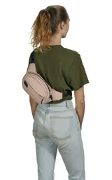 Riñonera negra de la marca JanSport, modelo Fifth Avenue, con parche frontal de la marca y cierres metálicos.