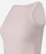 Musculosa básica femenina color marrón oscuro, confeccionada en malla rib de algodón con textura acanalada y cuello redondo.