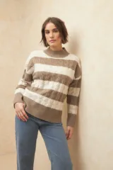 Polera de tejido de punto con diseño de rayas horizontales en color verde oliva y beige, cuello alto y mangas largas.