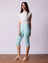 Bermuda color beige en gabardina elastizada, marca Ruby Rd. Con pretina ancha elastizada, bolsillos delanteros simulados y bolsillos traseros aplicados.