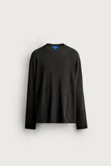 Camiseta de manga larga Aaron Levine x Zara, color negro, con cuello redondo y diseño relaxed fit de corte holgado.